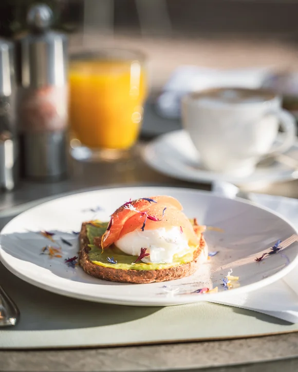 [Translate to Italienisch:] Frühstück Eggs Benedict im SEELEITEN