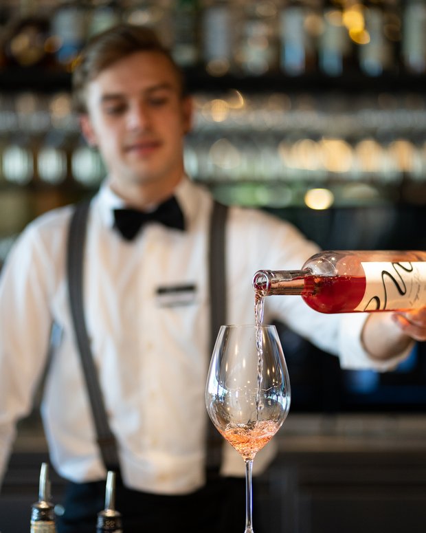 Barchef Matthias stellt seinen einfachen Frühlingsdrink vor