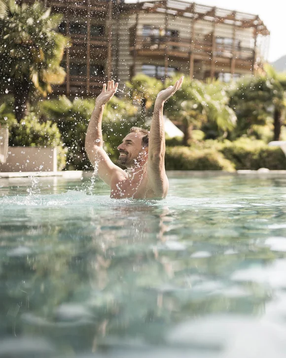 Road cycling in Caldaro – the most beautiful tours in South Tyrol Guest celebrating in the natural pool at SEELEITEN on Lake Caldaro